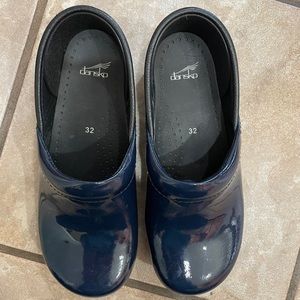 Kids Dansko Blue Patent Leather Clogs EU32